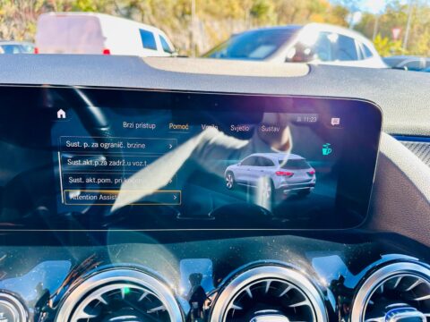 Mercedes-Benz GLA 200 d AMG LINE 8G/LED/AMBIENT/ALU 19/KAMERA